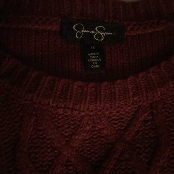 Med. pullover sweater with a ruffle at each shoulder. Acrylic. - Picture 2 of 7